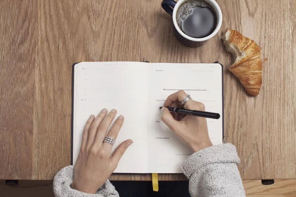 Persona tomando notas en un cuaderno